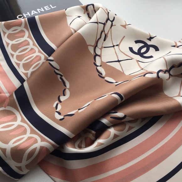 CHANEL IVORY BAG GEOMETRICSCARF 100% Silk - Picture 4 of 7